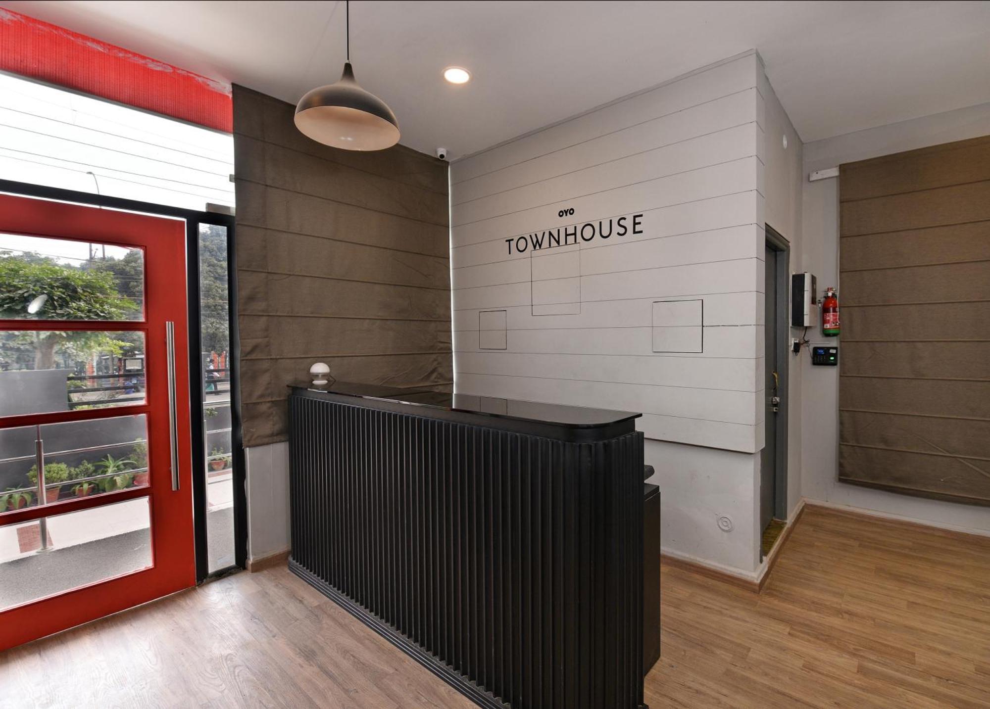 Hotel Townhouse Function Near Chaudhary Charan Singh International Airport