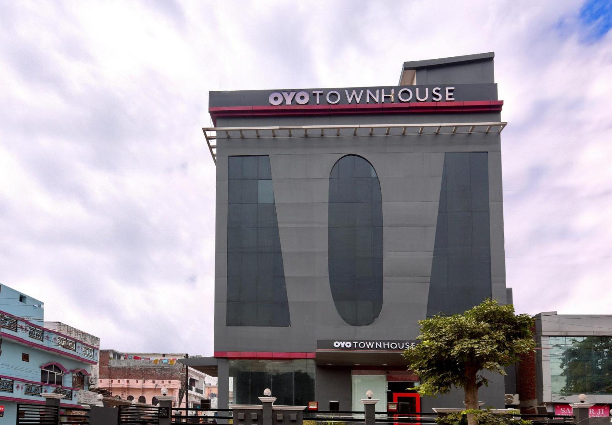 Hotel Townhouse Function Near Chaudhary Charan Singh International Airport Lucknow