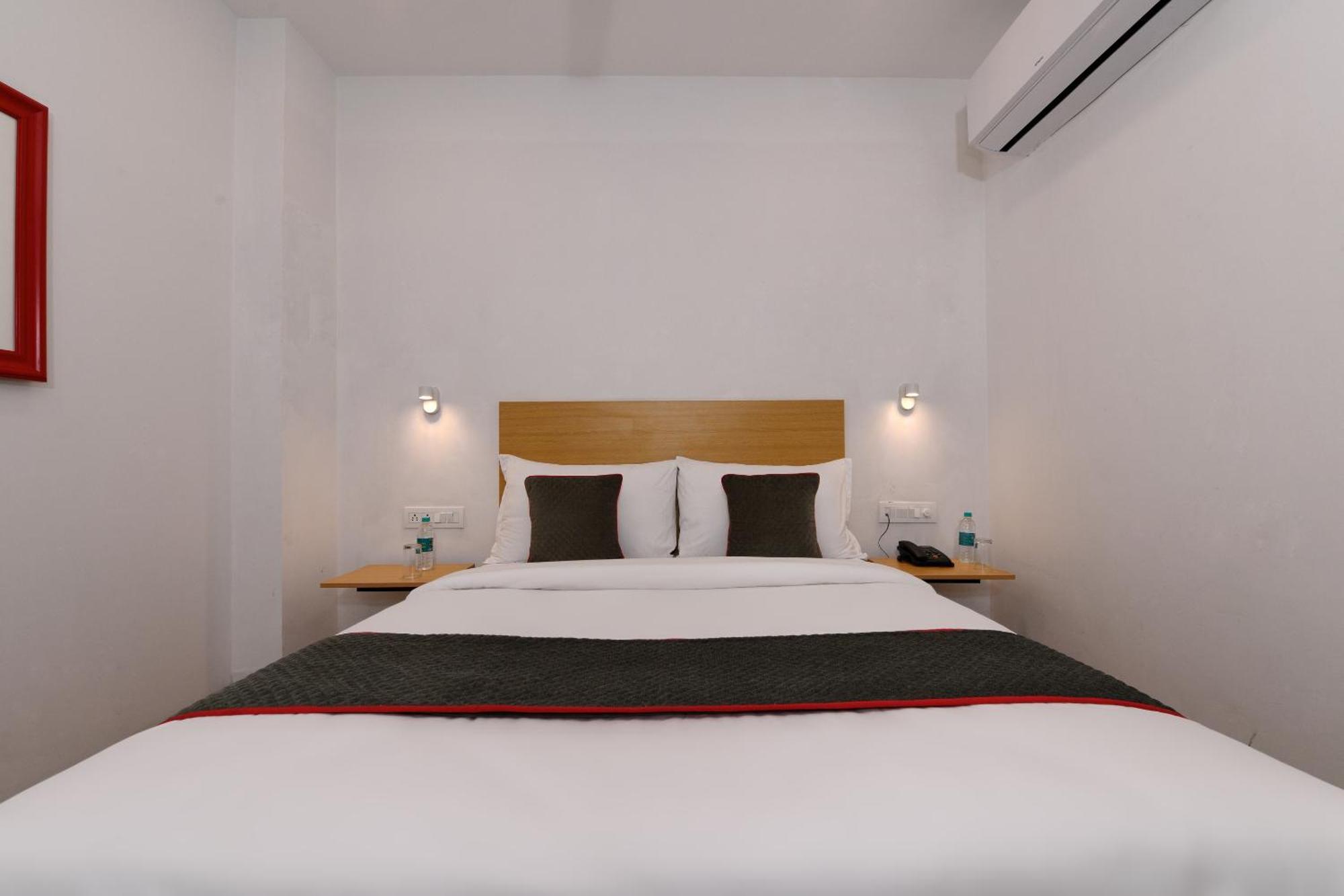 Hotel Townhouse Function Near Chaudhary Charan Singh International Airport 4*