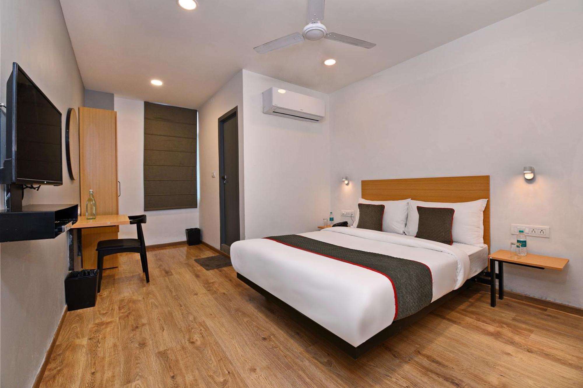Townhouse Function Near Chaudhary Charan Singh International Airport Hotel 4*