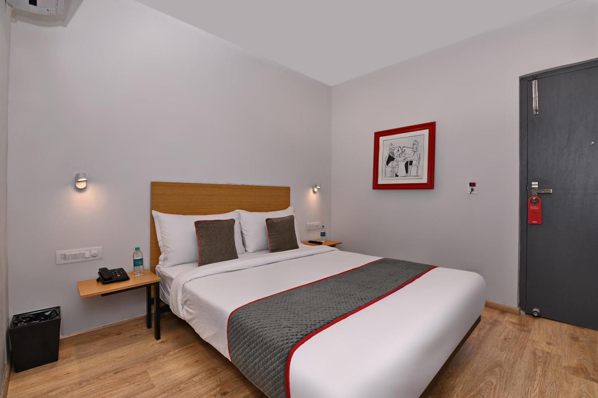 Townhouse Function Near Chaudhary Charan Singh International Airport Hotel 4*
