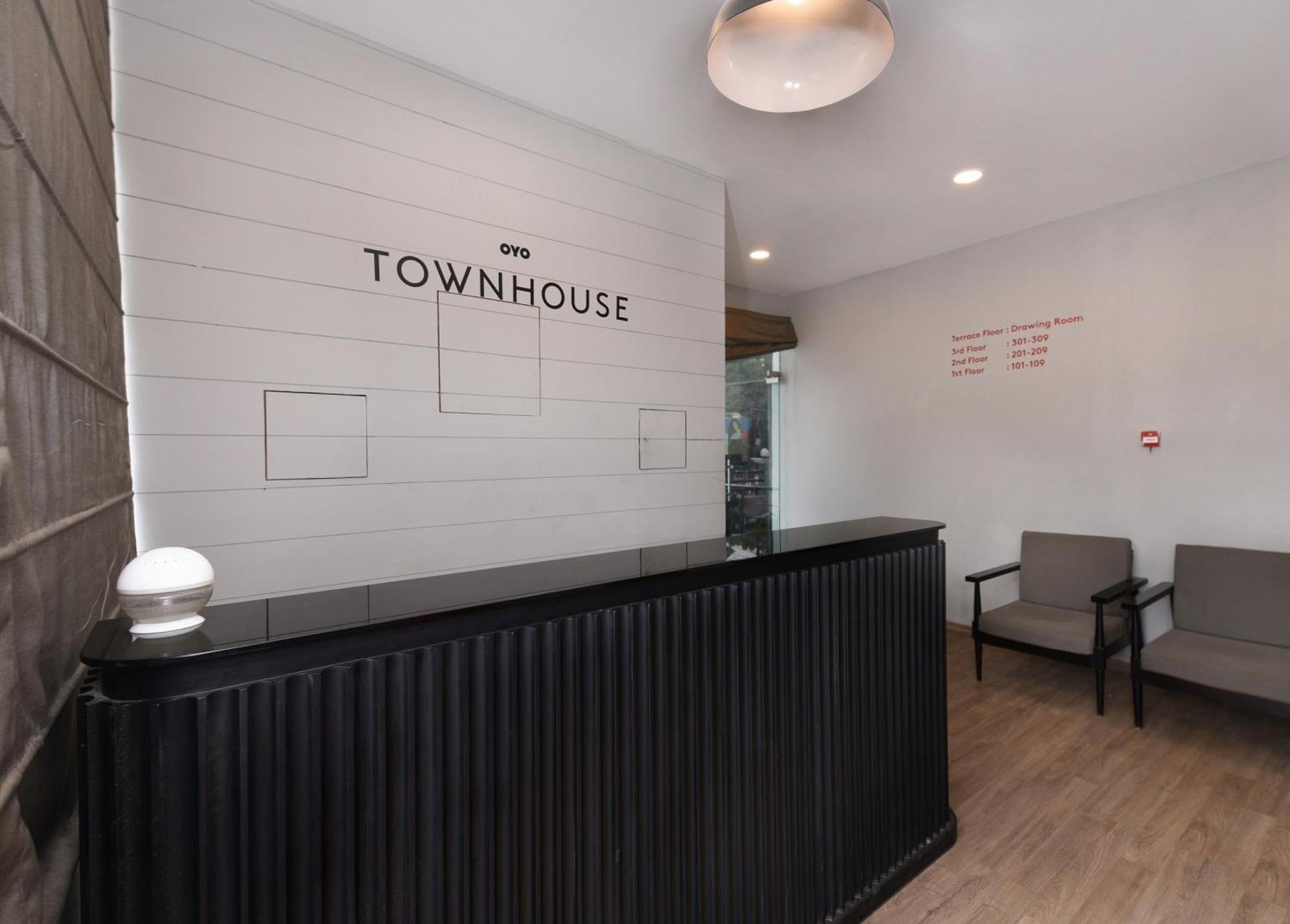 Hotel Townhouse Function Near Chaudhary Charan Singh International Airport